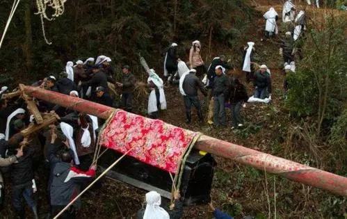 梦见和死人分东西吃_梦见祭祀物品被死人吃了_做梦梦见吃祭祀面条