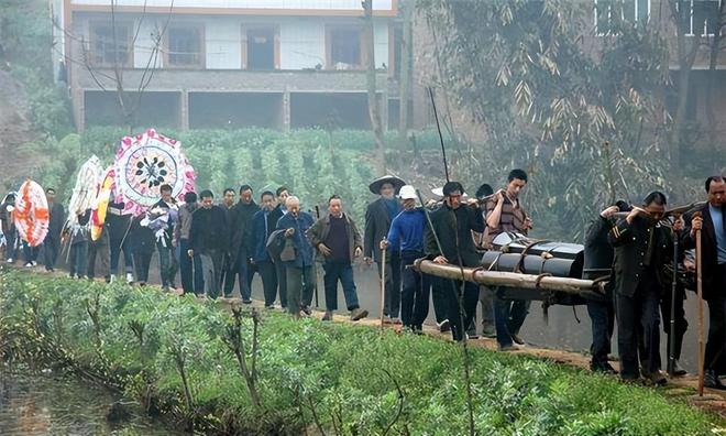 梦见和死人分东西吃_梦见祭祀物品被死人吃了_做梦梦见吃祭祀面条