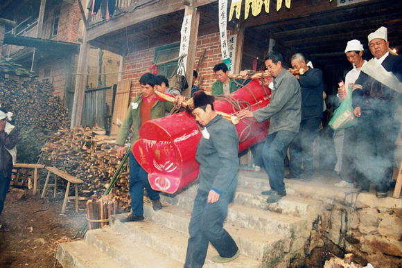 做梦梦见吃祭祀面条_梦见和死人分东西吃_梦见祭祀物品被死人吃了