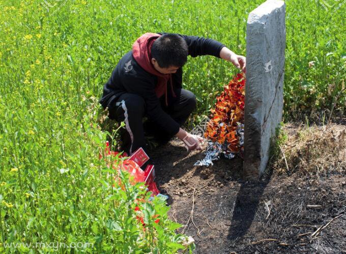 做梦梦到去上坟没有准备供品_梦见上坟没有香是什么意思_周公解梦上坟没有灯光